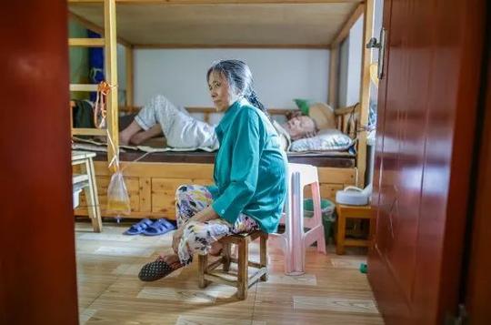 “板凳”嬢嬢从没站起过，却守护瘫痪前夫6年，撑起一个家!