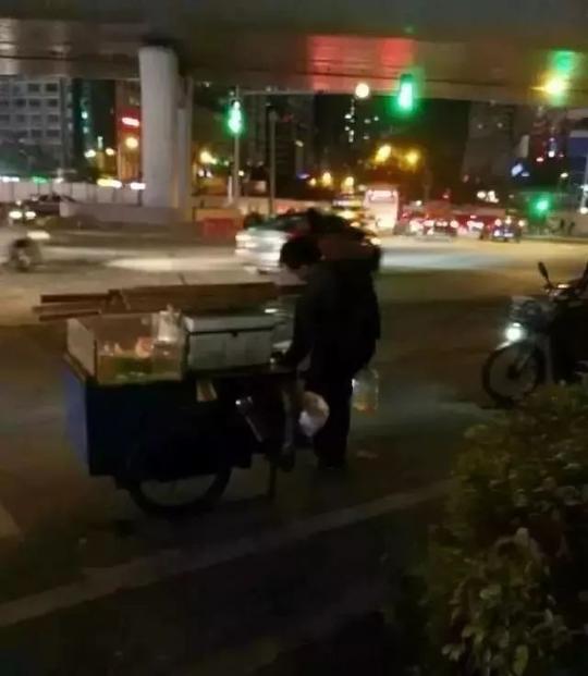 洗脚水洗锅,喷泉水泡菠萝!厦门路边摊,脏到无法想象