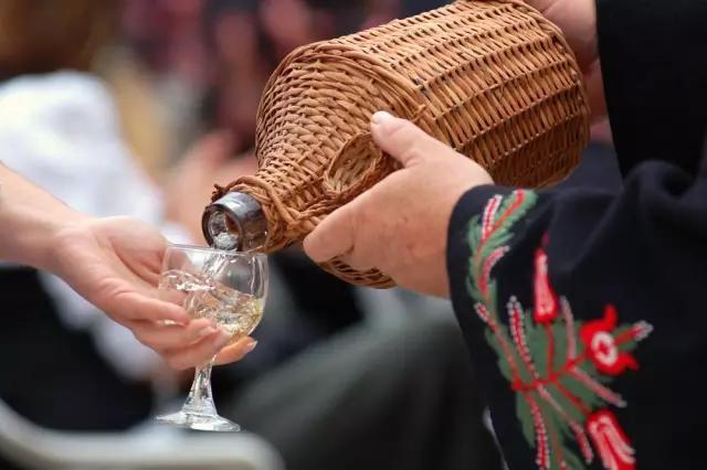 反手倒酒 什么是反手倒酒图解