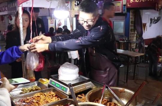 小伙夜市卖"辣条",现做现卖,10元1斤,人们排队购买!