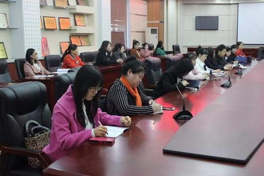 教育正文全国人大代表,巾帼创业致富带头人鞠秀琴传达了十三届全国