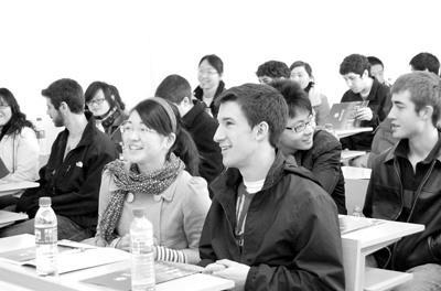 中国高中生安全教育多被父母承包?国内的安全教育差在