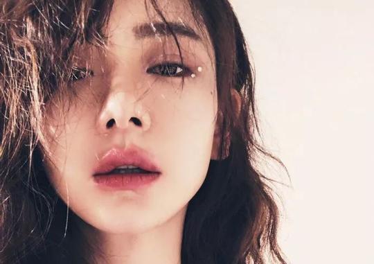 戚薇沈梦辰女女接吻她的"激吻唇"让人想入非非