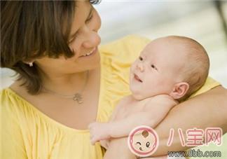宝宝吃饱不知道吐乳头怎么办