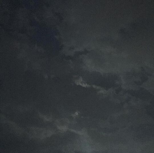二呆辞背景图灰色简约云