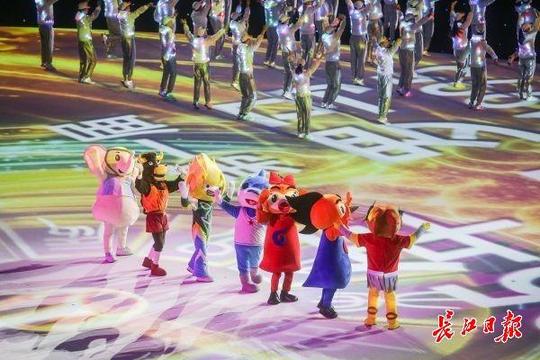 揭秘军运闭幕式:7届军运会，其实只有6种吉祥物