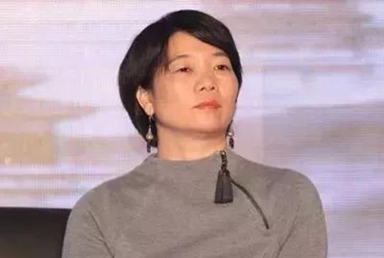 她出生就被亲生父母送人,长大后与男朋友私奔创业,如今身家过亿