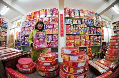 今年是我干烟花爆竹批发这一行以来,生意最差的一年.