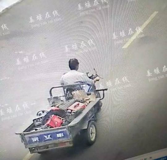 "小陶父亲说,事后交警部门通过视频监控找到了肇事三轮摩托车驾驶员的