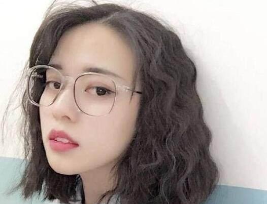 泡面头发型图片4，齐肩长度的中短发烫小卷的泡面头，非常考验颜值的一