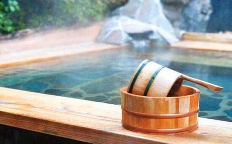 天然的温泉,没有丝毫人工的参杂,其咸味中夹杂点硫磺的气味,纯天然的