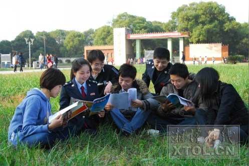 税务干部向即将毕业的大学生宣传自主创业税收优惠政策(冯立志龙智海