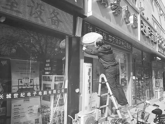长期以来,为方便经营和招揽生意,一些沿街商户常常在店外悬挂