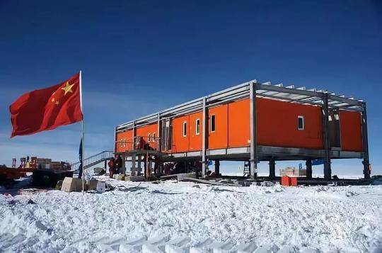 旅游正文在南极的雪地上露营,躺在特质的睡袋,与萌萌的企鹅共宿