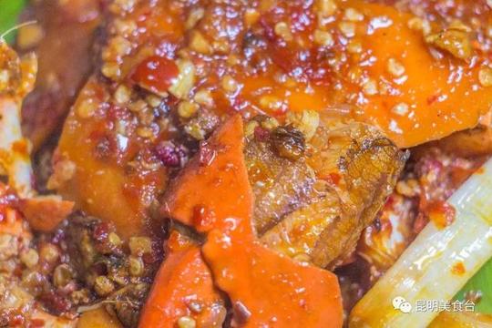 昆明小青年放弃30万年薪,街边搭棚卖螃蟹生意火爆