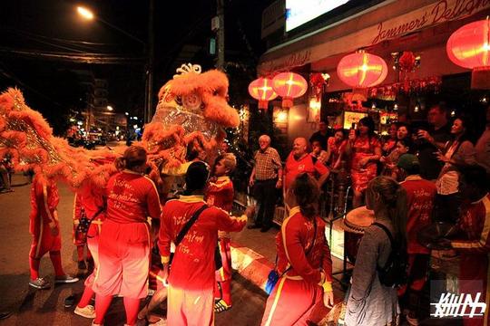 店家招揽生意,陪客女看得开心,游客掏钱也乐此不彼,恭喜发财红包拿来