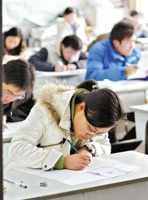 资料图片:考场上考生认真答题.