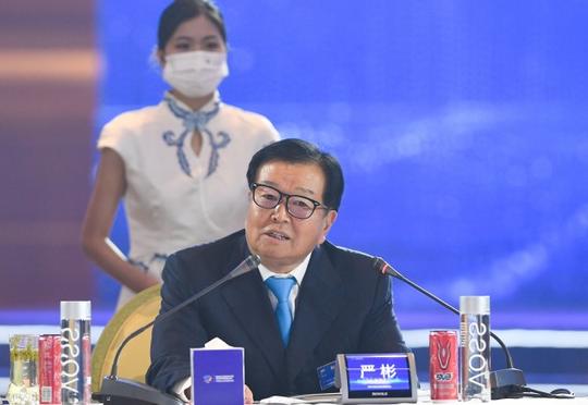 华彬集团董事长严彬应邀出席“2021中国企业家博鳌论坛”