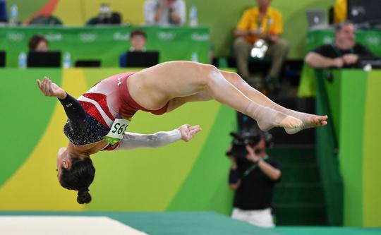 艺术体操(rhythmicgymnastics)是一项新型的女子竞技体育项目,是