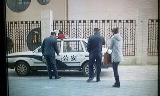 市民在家遭遇上门推销冤花近6000骗术再次光临被逮正着