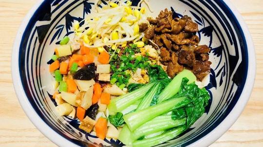 李晨面馆生意火爆,一碗油泼面68元,看到面后顾客语无伦次!