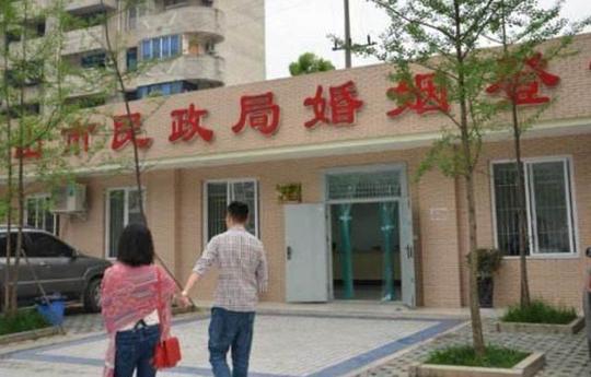 哥哥找我借钱做生意,去银行一趟后,我又拉着老婆去了