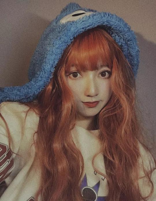 瓷娃娃一半的妆容不论是搭配何种发色都能轻松驾驭.