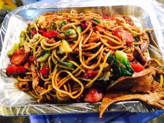 胖师傅豪华炒面夜市正中央的位置,生意超好,一直不断,老板娘的小本