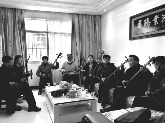 楚天金报讯图为:正月初四,南曲艺人们聚在一起(记者李翌通讯员