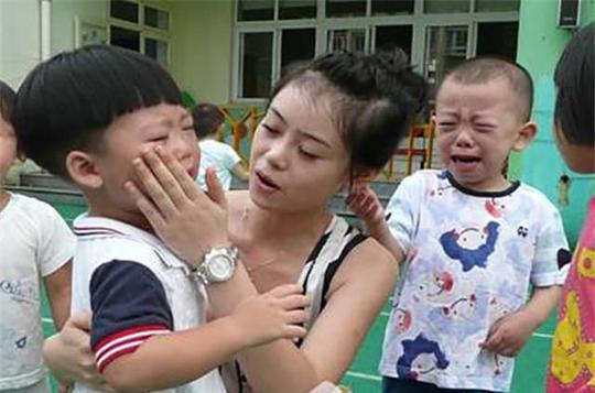 格格幼师给孩子的一个拥抱湿润了抖音200万人的眼睛