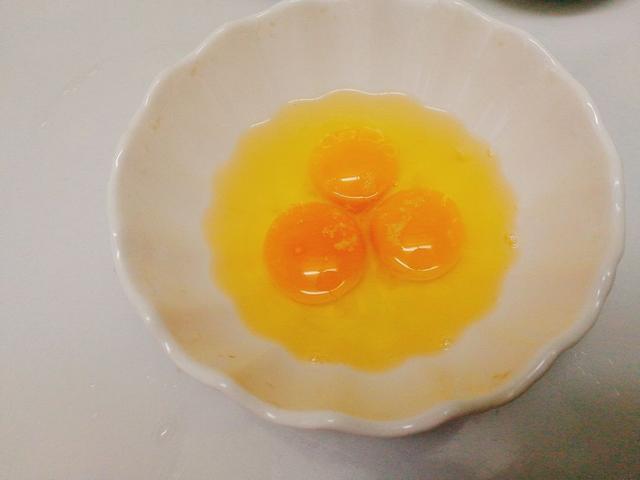 宝宝几个月可以吃鸡蛋羹,或蒸水蛋