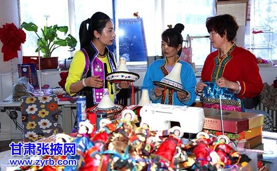 从2011年开始,她开办刺绣培训班,每年1到3期,对学员进行苏绣,裕固族