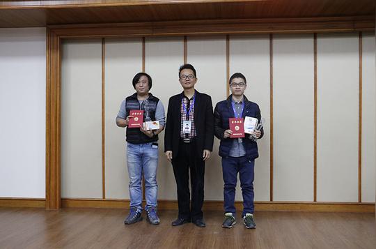 创业学院院长颜惠雄为教师组三等奖颁奖