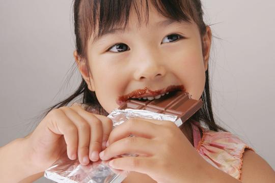 吃巧克力的小女孩图片素材-儿童幼儿-人物图库