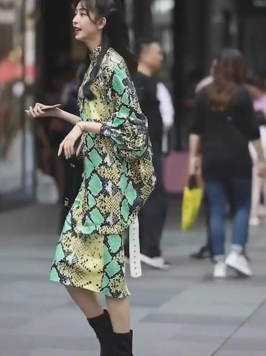 抖音“蛇皮裙”女神走红，彰显“独特”的性格，网友：回头率暴增