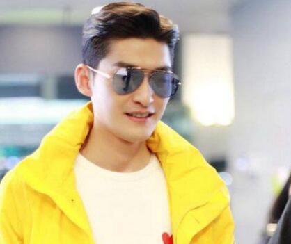 张翰机场上错车发现后强做镇定过程搞笑又尴尬