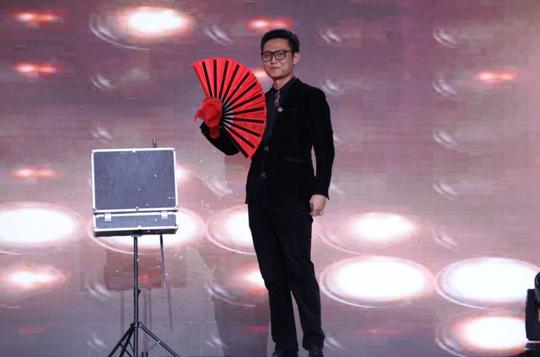 在一场热闹的抽奖环节和魔术表演之后,《谁说匠人不能抖》抖音视频