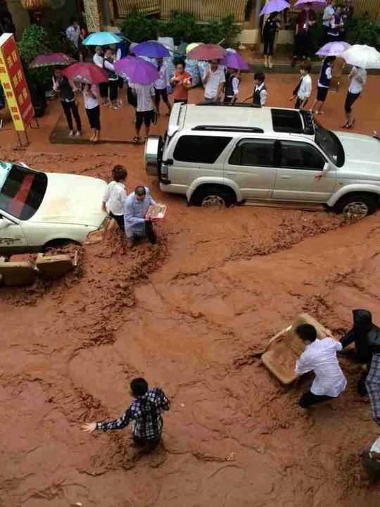 缅甸果敢老街连下两天大雨永鑫娱乐城被水淹赌场员工被困用挖掘机送出