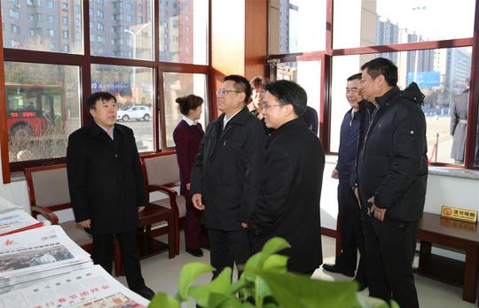 李琪林还来到机关后勤服务部门,对工勤人员坚守在工作岗位做好