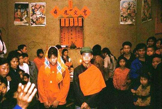 农村老人常说:"女人越离越胆大,男人越离越害怕",有何