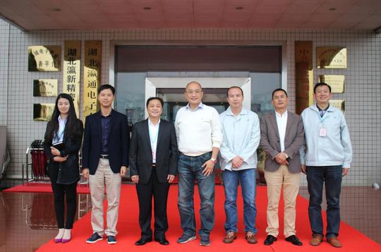物理老师下海创业18年,赢得国际手机巨头青睐终敲上市