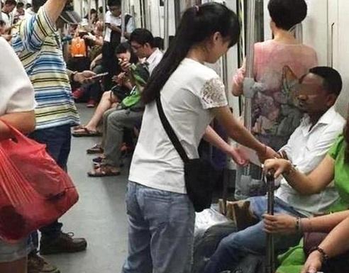 骗子也要"过年",车站三种老套路的"骗局",专盯老实