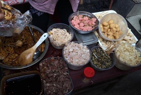老奶奶摆摊卖小串串,二十多年坚持卖一毛钱一串,邓超都被她圈粉