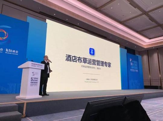 兔小二总裁张健东在台上做路演分享