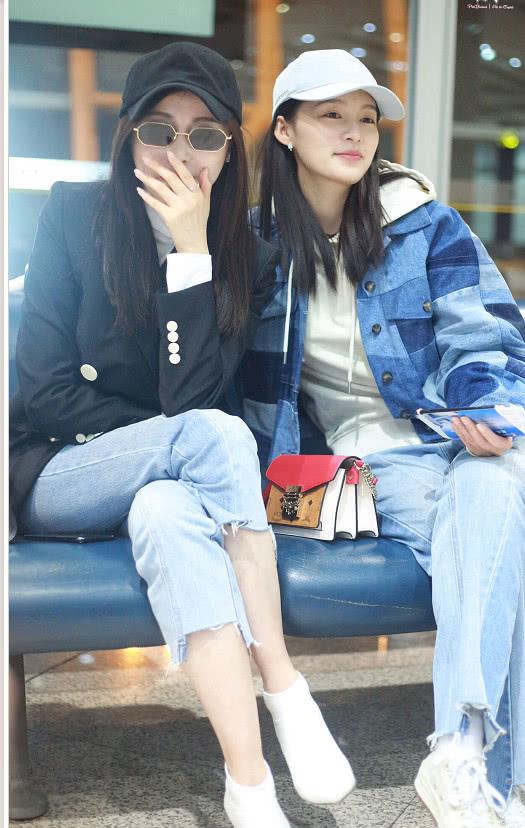 李沁身穿天蓝色外套机场偶遇张天爱两人互撩不停十分搞笑