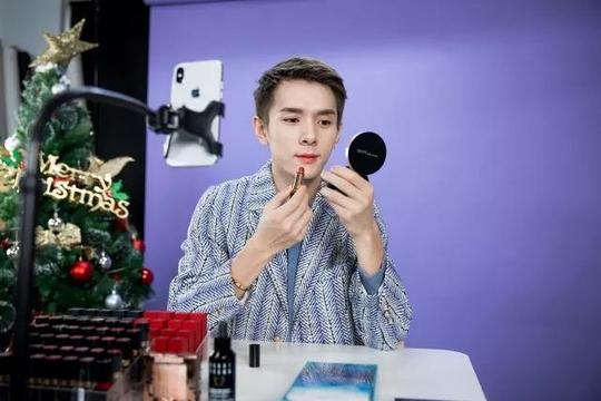李佳琦在线抢钱，直播带货为啥那么赚钱?
