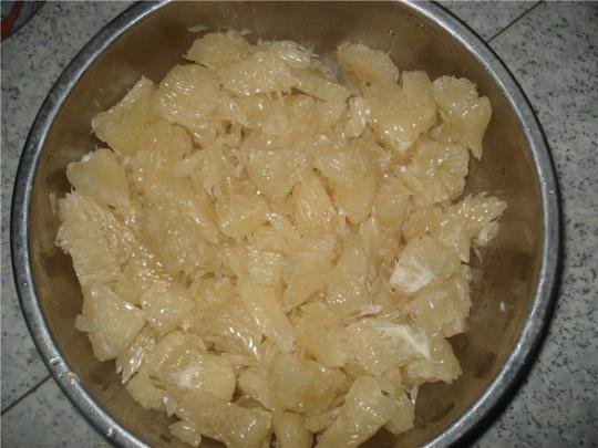 把柚子的肉剥出来