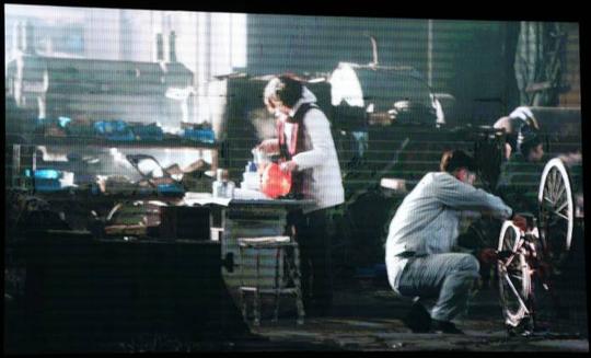 车间下岗女工董凤琴决定要和丈夫去南方做生意,车间同事李明辉明白两