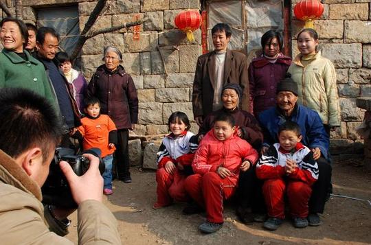 在农村，免费给老人照相是真的吗？他们靠什么挣钱？网友：难道是“骗局”？