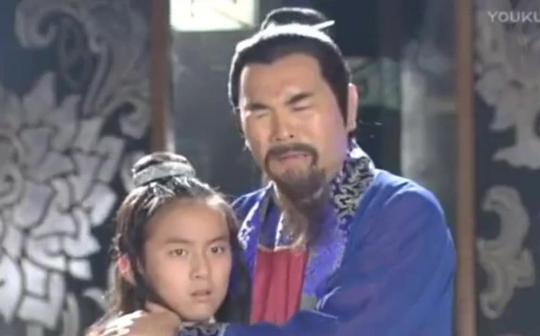 八号当铺:为了挽救自己的生意，他典当了儿子的脑子，让他变傻